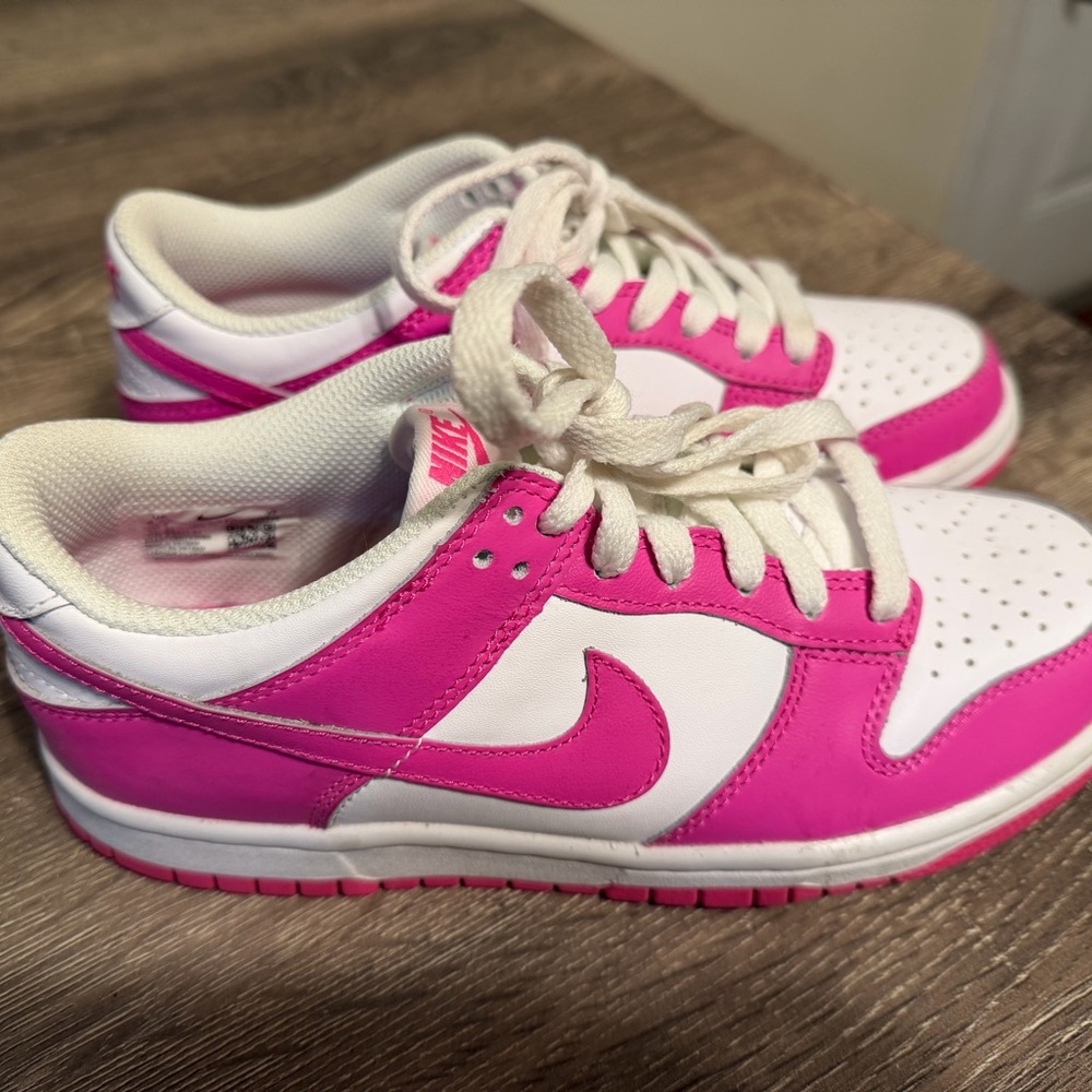 Nike Kids Low-Top Sneakers in White and Hot Pink